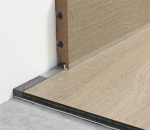 Фото Гибкий ПВХ профиль Pergo Hydrostrip для водостойкой отделки плинтуса 5х8х5мм pergo