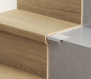 Фото Вспомогательный лестничный профиль для полов толщиной 8 мм 2150x71x21 мм NEINCPBASE2RU pergo